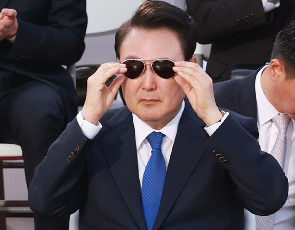 윤석열 전 대통령이 2024년 10월 1일 서울 광화문 일대에서 열린 국군의날 시가행진 중 세종대왕상 앞 관람 무대에서 선글라스를 착용하고 있다. 2024.10.1 [사진=연합뉴스]