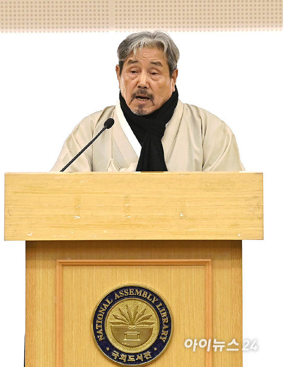 이해학 겨레살림공동체 이사장이 2일 오후 서울 여의도 국회도서관 대강당에서 'K민주주의와 한반도평화'라는 주제로 열린 포럼에서 개회사를 하고 있다. [사진=곽영래 기자]