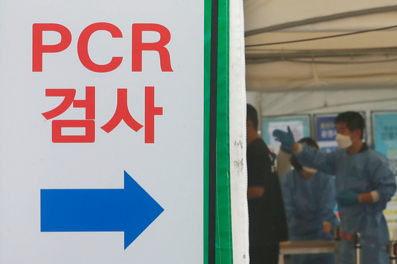 서울 용산구보건소 선별진료소에서 시민들이 코로나19 검사를 받고 있다. [사진=뉴시스]
