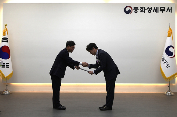 지난 3일, 동화성세무서에서 진행된 기념행사에서 국세청장 표창을 수상하고 있는 성기훈 씨앤씨인터내셔널 부대표. [사진=씨앤씨인터내셔널]