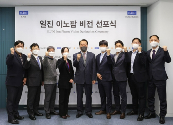 박상훈 일진에스앤티 대표(가운데)와 임직원들이 항암 치료제 개발 성공을 위해 파이팅을 외치고 있다. [사진=일진그룹]