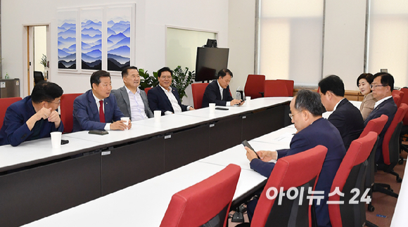 국민의힘 송언석 원내대표와 3선 의원들이 18일 오전 서울 여의도 국회에서 열린 의원 간담회에서 대화를 나누고 있다. [사진=곽영래 기자]