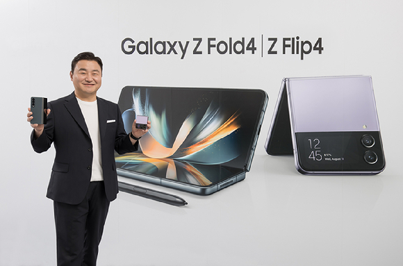 '삼성 갤럭시 언팩 2022 (Samsung Galaxy Unpacked 2022: Unfold Your World)에서 삼성전자 MX사업부장 노태문 사장이 폴더블 스마트폰 '갤럭시 Z 플립4(Galaxy Z Flip4)'와 '갤럭시 Z 폴드4(Galaxy Z Fold4)'를 소개하고 있다. [사진=삼성전자]
