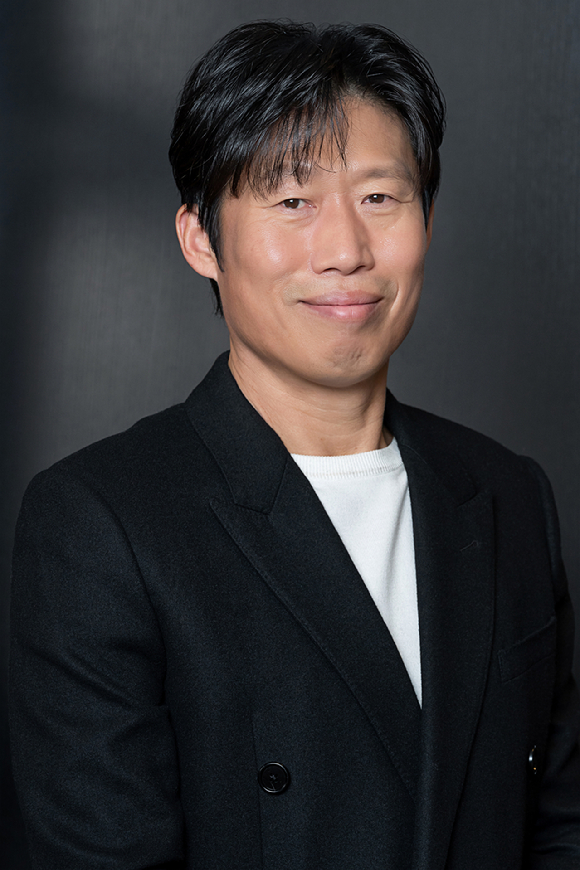 배우 유해진이 영화 '왕과 사는 남자' 인터뷰에 앞서 포즈를 취하고 있다. [사진=(주)쇼박스]