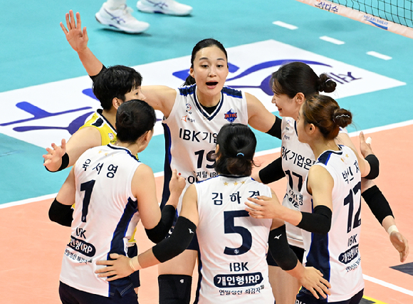 IBK기업은행 선수들이 지난 8월 5일 열린 2023 구미&middot;도드람컵 프로배구대회 결승전 GS칼텍스와 경기 도중 공격 성공 후 환호하고 있다. [사진=한국배구연맹(KOVO)]