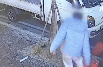 식당 앞 음식물 쓰레기통을 차고 사장을 조롱한 남성이 CCTV에 찍혔다. [사진=JTBC '사건반장' 캡처]