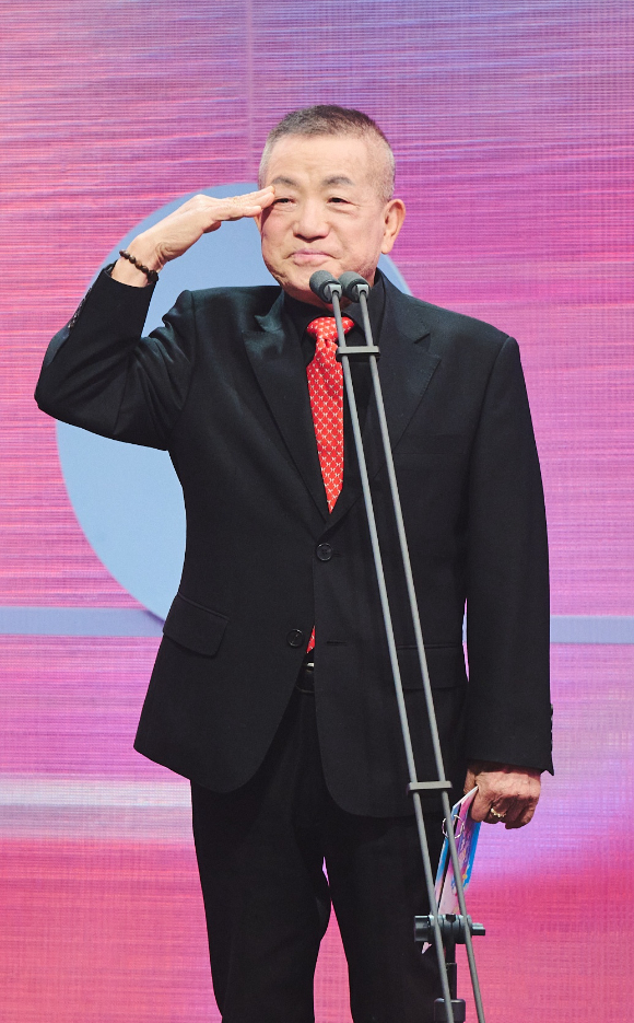 방송인 이상용이 9일 별세했다. 사진은 '2024 MBC연예대상' 무대에 올라 경례를 하고 있는 모습. [사진=MBC]