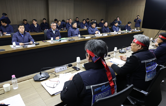 서울교통공사 노사 간 임금·단체협약(임단협) 협상이 12일 제1노조의 파업을 앞두고 극적으로 타결돼 1노조는 예고했던 총파업을 철회했다.사진은 서울지하철 4호선 충무로역 승강장에서 승객이 오가는 모습. [사진=연합뉴스]