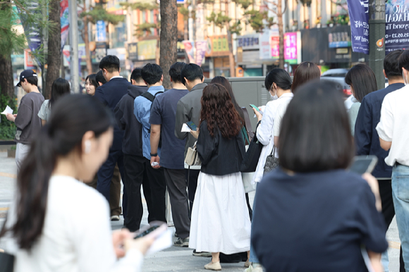 21대 대통령 선거 사전투표 둘째 날인 지난달 30일 강원 속초시 청학동 속초초등학교 체육관에 마련된 사전투표소에서 선관위 관계자가 투표용지를 인쇄하고 있다. [사진=연합뉴스]