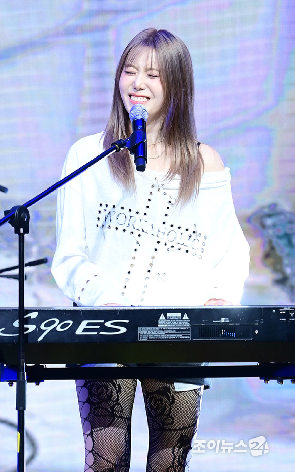 밴드 레이턴시 하은이 18일 오후 서울 마포구 상암동 쇼킹케이팝센터에서 열린 레이턴시(LATENCY) 첫 미니앨범 '레이트 오'클락'(LATE O'CLOCK) 쇼케이스에서 무대를 선보이고 있다. [사진=정소희 기자]