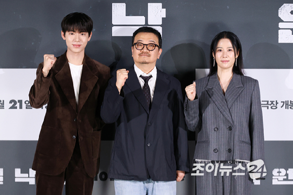 배우 배현성, 연상호 감독, 배우 김현주가 18일 오전 서울 용산구 CGV용산아이파크몰점에서 진행된 영화 '실낙원'(감독 연상호) 제작보고회에 참석해 포즈를 취하고 있다. [사진=문수지 기자]