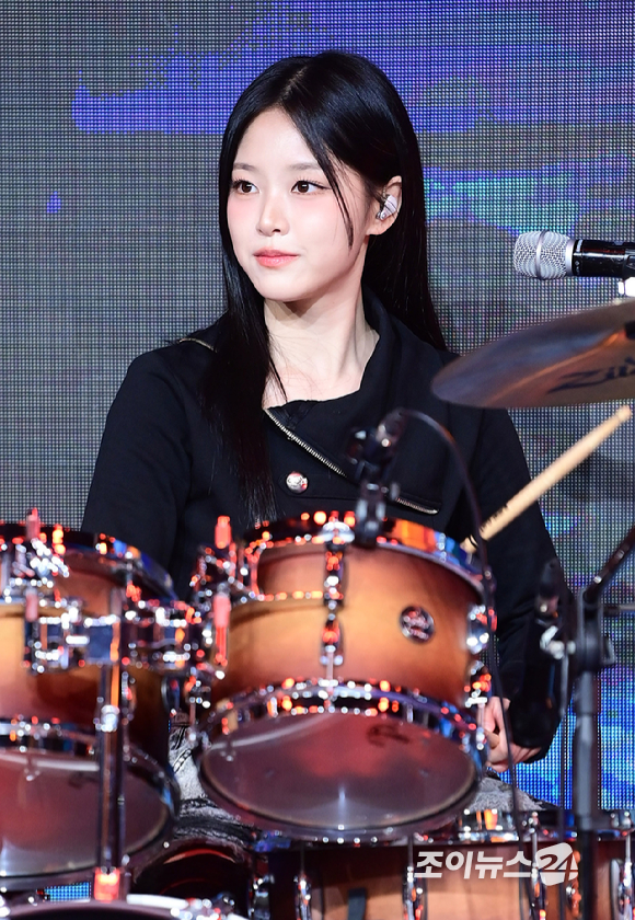 밴드 레이턴시 현진이 18일 오후 서울 마포구 상암동 쇼킹케이팝센터에서 열린 레이턴시(LATENCY) 첫 미니앨범 '레이트 오'클락'(LATE O'CLOCK) 쇼케이스에서 무대를 선보이고 있다. [사진=정소희 기자]