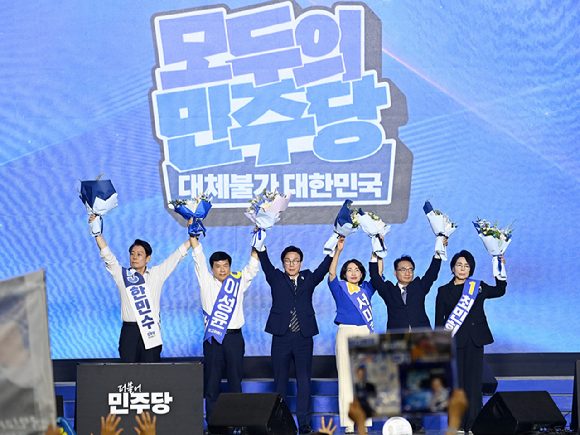 김민석 더불어민주당 신임 당 대표가 17일 대전 컨벤션센터에서 열린 제3회 더불어민주당 정기 전국당원대회에서 당 대표로 선출된 뒤 인사하고 있다.왼쪽부터 최고위원으로 선출된 한민수, 이성윤, 김민석 당 대표, 서미화, 박선원, 최민희 의원. [사진=곽영래 기자]