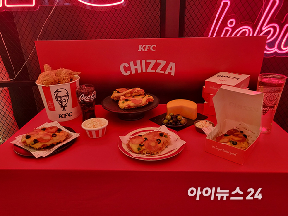 (왼쪽부터) 백민정 KFC코리아 마케팅총괄(CMO) 이사, 최현석 셰프, 전영욱 KFC코리아 연구개발(R&D)센터 팀장. [사진=정승필 기자]