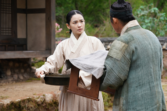 배우 전미도가 프로필 촬영에서 포즈를 취하고 있다. [사진=미디어랩시소 ]