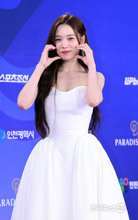 배우 윤소희가 18일 오후 인천광역시 파라다이스 시티에서 열린 제4회 청룡시리즈어워즈 레드카펫 행사에 참석하고 있다. [사진=정소희 기자]