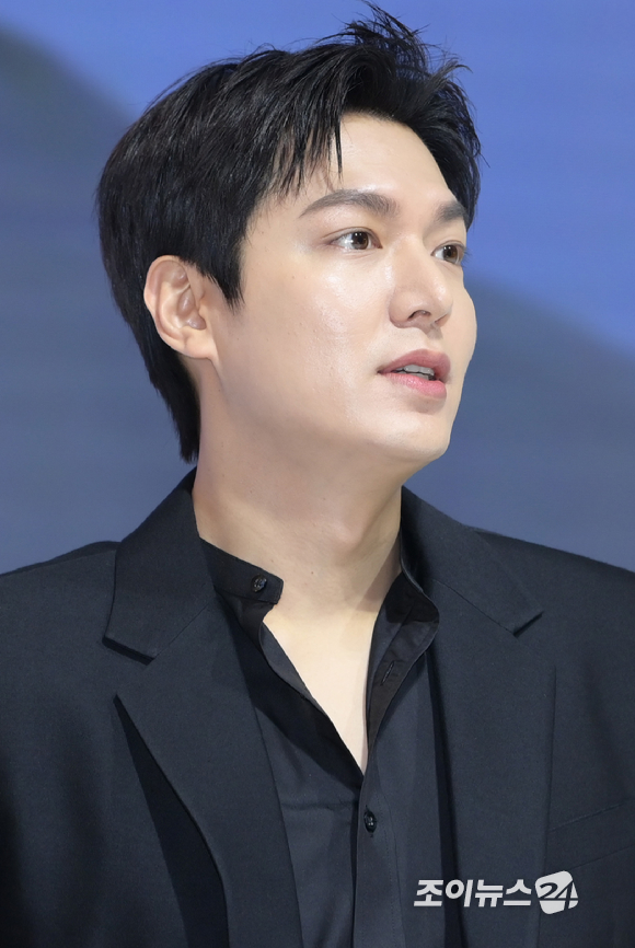 배우 이민호가 24일 오후 서울 반포동 새빛섬 플로팅아일랜드에서 진행된 한 메디컬 에스테틱 브랜드 론칭행사에 브랜드 모델로 참석하고 있다. [사진=정소희 기자]