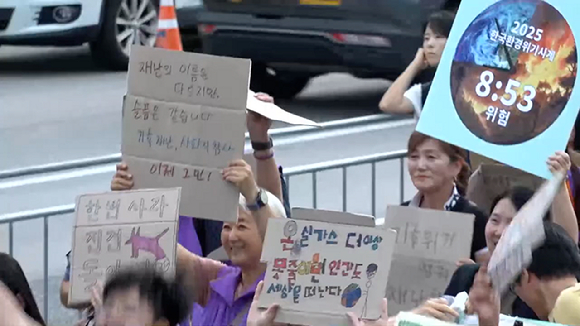 기후정의행진에 참여한 수많은 이들이 서울 광화문 광장에서 행진하고 있다. [사진=기후정의행진 조직위]