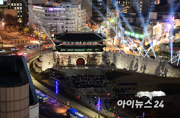 방탄소년단(BTS) 3년 9개월 만에 완전체로 컴백한 가운데 20일 오후 서울 숭례문에서 'BTS 더 시티 아리랑 서울' 미디어 파사드가 펼쳐지고 있다. [사진=정소희 기자]