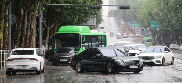 기록적인 폭우가 계속되고 있는 9일 오전 서울 강남구 대치역 인근에 침수차량들이 도로에 엉켜있다.  [사진=뉴시스]