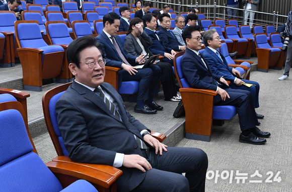 이재명 더불어민주당 대표와 박광온 원내대표가 지난 3일 국회에서 열린 민주당 의원총회에 참석해 자리하고 있다. [사진=김성진 기자]