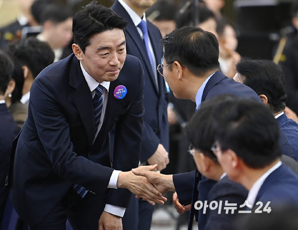 이재명 대통령이 4일 서울 용산 대통령실 청사에서 국무총리 후보자로 김민석 의원(왼쪽), 대통령비서실장으로 강훈식 의원 등 첫 인선을 발표하고 있다. 2025.6.4 [사진=연합뉴스]