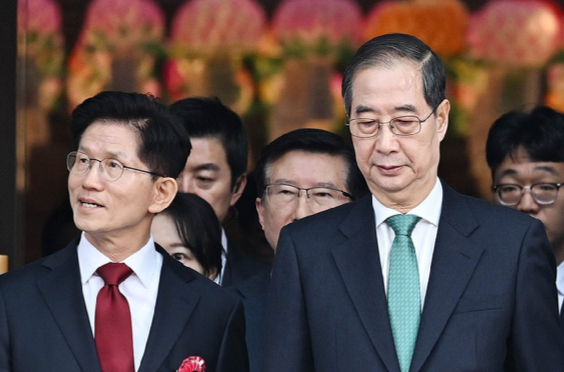 김문수 국민의힘 대선 후보(왼쪽)와 한덕수 무소속 대선 예비후보가 5일 서울 종로구 조계사에서 열린 봉축법요식에 입장하고 있다. [사진=연합뉴스]