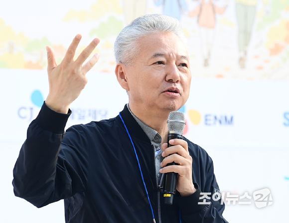 홍성국 혜안리서치 대표가 17일 서울 우이동 만남의광장에서 진행된 '스타 더윈드와 함께 하는 팬트레킹-제14회 희망찾기 등산&middot;트레킹 교실' 개막식에서 축사를 하고 있다. [사진=정소희 기자]