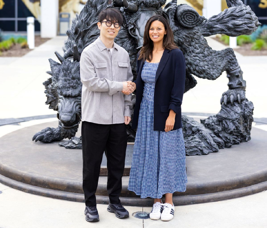 강대현 넥슨코리아 대표(왼쪽), 조해나 패리스 블리자드 엔터테인먼트 사장(오른쪽) [사진=넥슨]