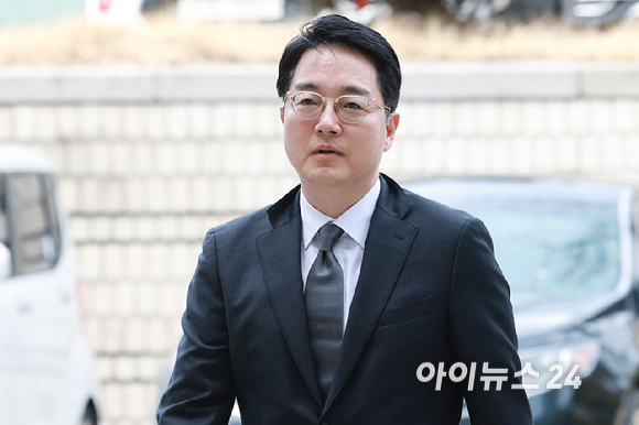 이종섭 전 국방부 장관의 출국금지를 해제하는 과정에 관여한 혐의를 받는 심우정 전 검찰총장(당시 법무부 차관)이 31일 오후 서울 서초구 서울중앙지방법원에서 열린 '이종섭 호주 도피 의혹' 첫 공판에 출석하고 있다. [사진=사진공동취재단]