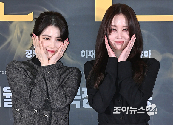 배우 한소희, 전종서가 8일 오후 서울 송파구 신천동&nbsp;롯데시네마 월드타워점에서 열린 영화 '프로젝트 Y' 언론시사회에서 포토타임을 갖고 있다. [사진=곽영래 기자]