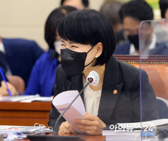 전현희 국민권익위원장이 13일 오전 서울 여의도 국회에서 열린 국회 정무위원회의 국민권익위원회&middot;국가보훈처 등에 대한 국정감사에 참석하고 있다. [사진=정소희 기자]