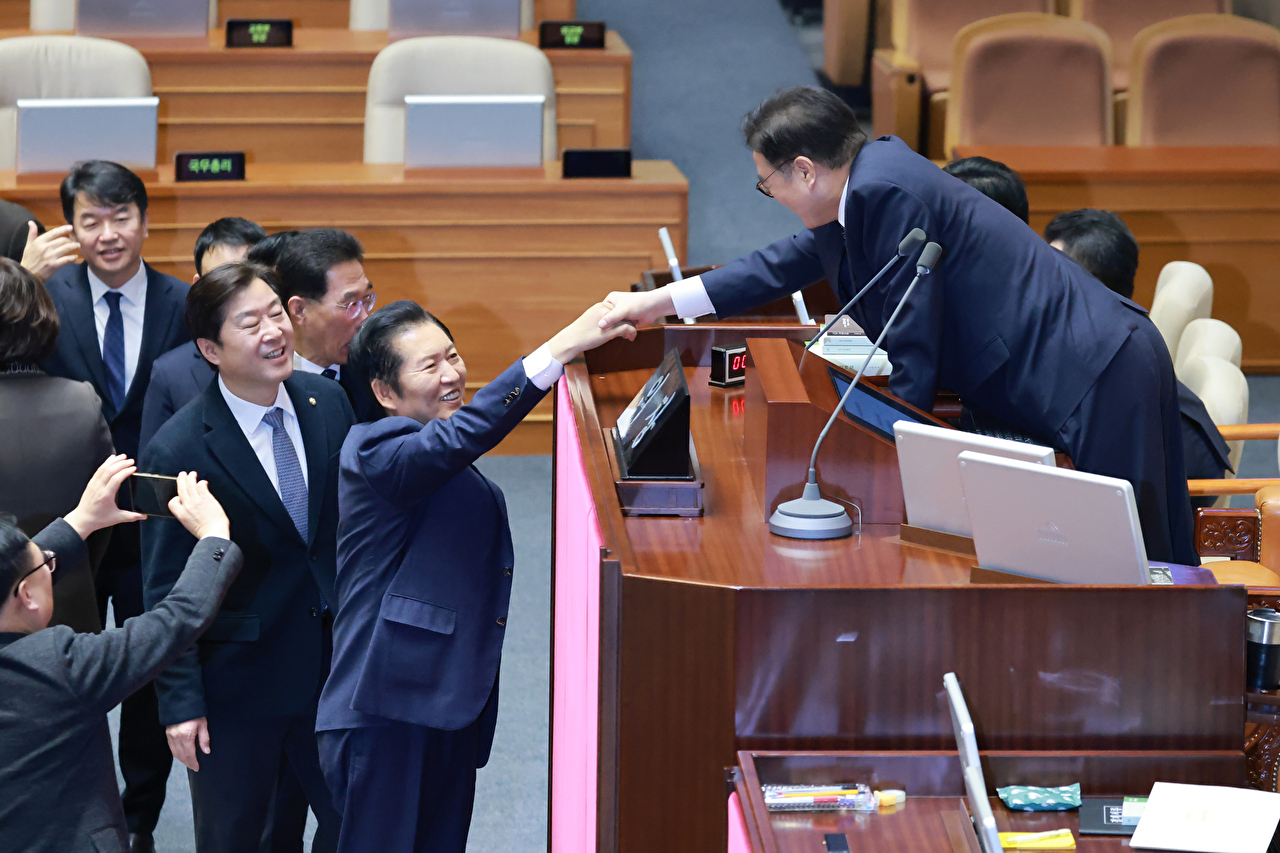  24일 국회에서 열린 12월 임시국회 본회의에서 허위조작근절을 위한 정보통신망법 개정안이 민주당 주도로 처리되고 있다. [사진=연합뉴스]