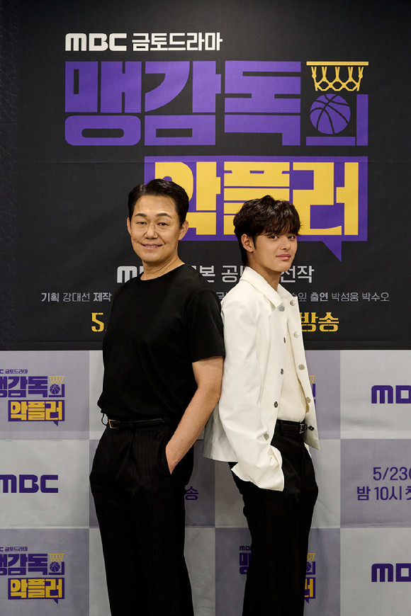 22일 오후 서울 상암동 MBC에서 열린 '맹감독의 악플러' 기자간담회에 참석한 박성웅, 박수오가 포토타임을 갖고 있다. [사진=MBC]