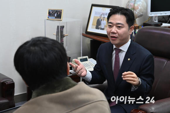 지성호 국민의힘 의원이 19일 오전 서울 여의도 국회 의원회관에서 아이뉴스24와 인터뷰를 하고 있다. [사진=김성진 기자]