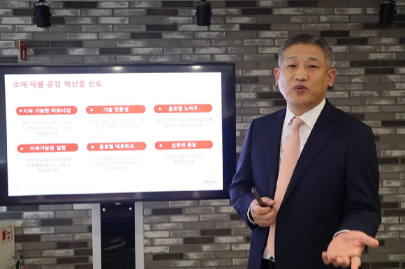 장호준 헨켈 접착제 & 전자재료 사업부 대표가 16일 서울 마포구 헨켈코리아 본사에서 미디어 인터뷰를 하고 있다. [사진=헨켈코리아]
