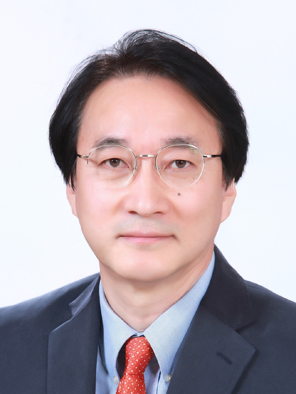 제37회 아산상 수상자 정춘실 성 데레사 진료소장(오른쪽)이 케냐 소외지역 환자와 기념촬영을 하고 있다. [사진=아산사회복지재단]