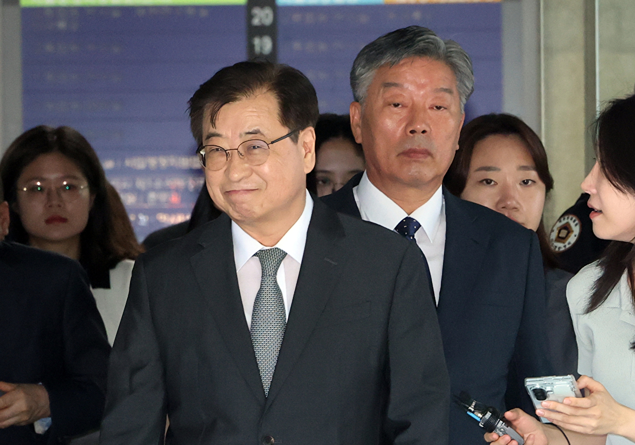 서훈 전 청와대 국가안보실장과 김홍희 전 해양경찰청장이 16일 서울 서초구 서울고법에서 열린 서해 공무원 피격 사건 관련 2심 선고 공판을 마친 후 법정을 나서고 있다. 2026.6.16 [사진=연합뉴스]