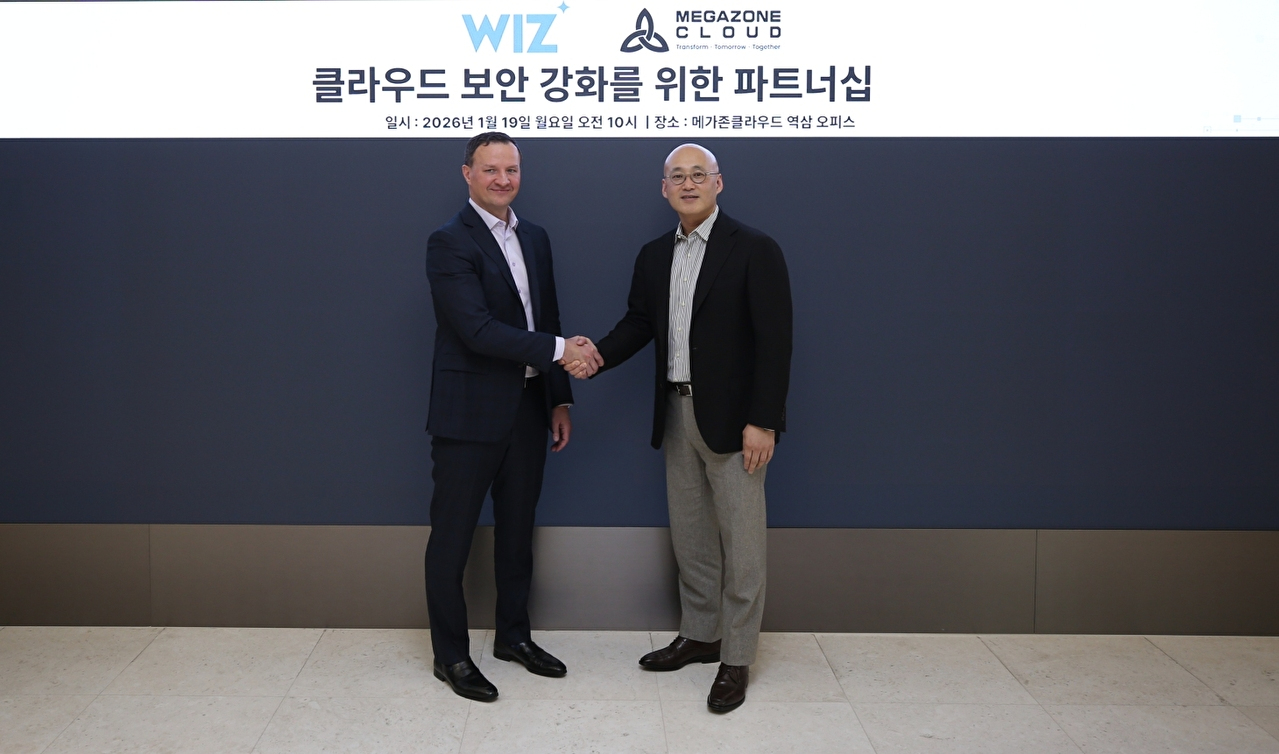 19일 서울 강남구 메가존클라우드 사옥에서 달리 라직 위즈 대표(왼쪽)와 염동훈 메가존클라우드 대표가 클라우드 보안 강화를 위한 파트너십 체결식 후 기념촬영을 하고 있다. [사진=메가존클라우드]