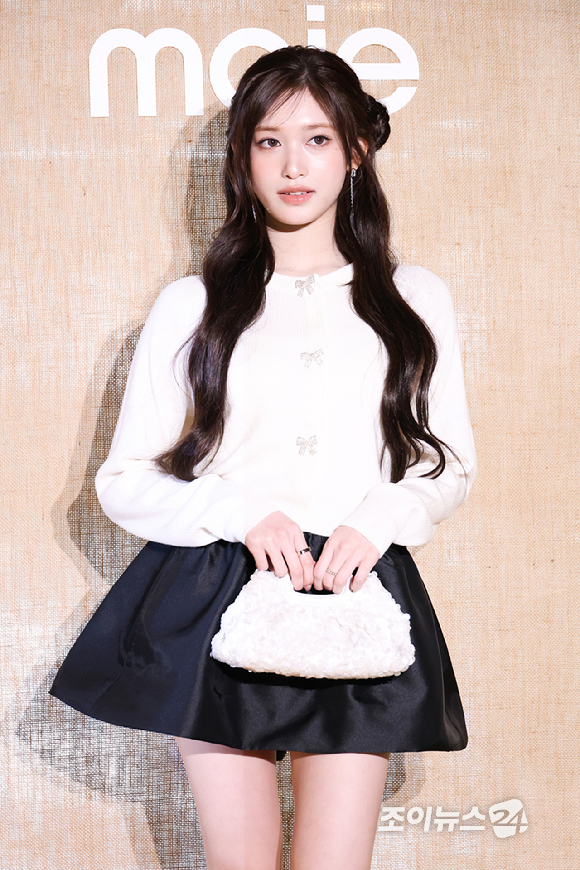 걸그룹 아이브 이서가 19일 오전 서울 용산구 몬드리안 서울에서 진행된 파리 컨템포러리 여성 브랜드 마주(maje) 2026 봄&middot;여름 컬렉션 프레젠테이션 행사에 참석해 포즈를 취하고 있다. [사진=문수지 기자]