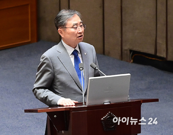 조현 외교부 장관이 10일 서울 여의도 국회에서 열린 외교&middot;통일&middot;안보 분야 대정부질문에서 박선원 더불어민주당 의원의 질의에 답하고 있다. [사진=정소희 기자]