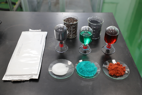 폐배터리셀(왼쪽)에서 분리 추출한 탄산리튬(흰색), 황산니켈(청록색), 황산코발트(붉은색) 원료. [사진=지질자원연]