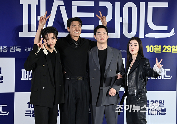 배우 강하늘, 김영광, 남대중 감독, 배우 한선화, 강영석이 25일 서울 용산구 CGV 용산아이파크몰점에서 열린 영화 '퍼스트 라이드'(감독 남대중) 제작보고회에 참석해 포즈를 취하고 있다. [사진=문수지 기자]