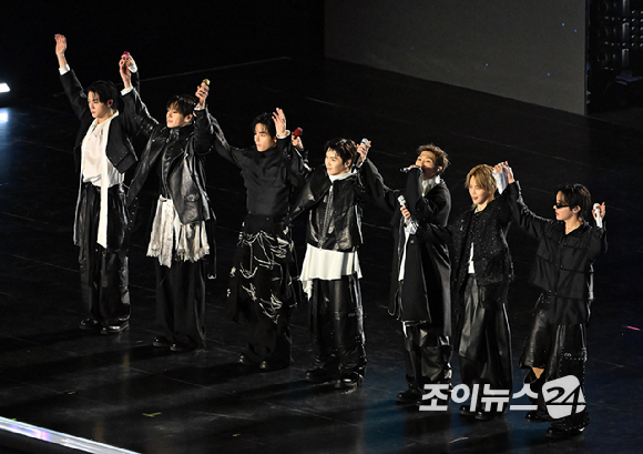 방탄소년단(BTS)이 21일 오후 서울 광화문 광장에서 정규 5집 '아리랑(ARIRANG)' 앨범 발매를 기념해 컴백 무대를 선보이고 있다. [사진=사진공동취재단]