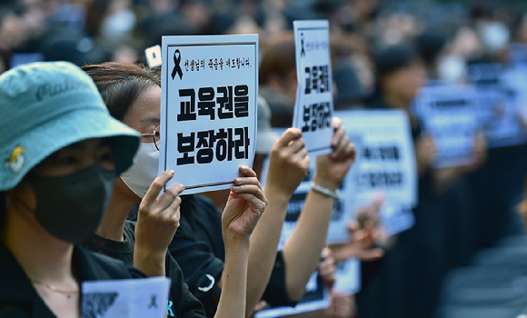 4일 오후 대구시교육청 앞 분수광장에서 열린 고 서이초 사망교사 49재 대구 추모집회에서 참석자들이 현장 교사들의 요구를 즉각 반영해 줄 것을 촉구하고 있다. 2023.09.04. [사진=뉴시스]