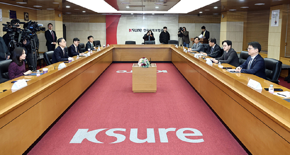 김정관 산업통상부 장관(오른쪽 두번째)이 13일 서울 종로구 한국무역보험공사에서 열린 한미 전략적 투자 MOU 이행위원회에서 발언하고 있다. [사진=연합뉴스]