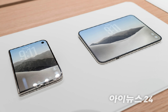 18일 서울 모처에서 애플의 폴더블 신작 '아이폰 듀오'를 살펴보고 있다. 제품을 접은 모습. [사진=박지은 기자]