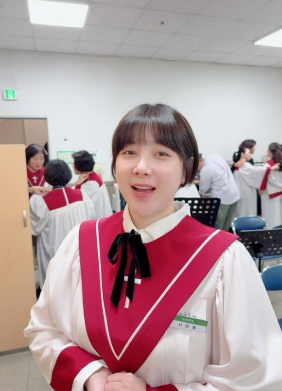 서인영, 성가대복 입은 근황...10kg 쪘다더니 더 어려졌네 &apos;몰라볼 뻔&apos;