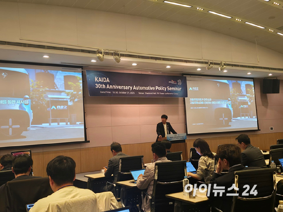 (왼쪽부터) 한국수입자동차협회 박주선 상무, 국토교통부 조상우 사무관, 한국교통안전연구원 조성우 부원장, 기후에너지환경부 서영태 녹색전환정책관, 한국수입자동차협회 정윤영 부회장, 국민의힘 이상휘 의원, 유럽자동차제조협회(ACEA) 피에르 밀레트(Pierre Millette) 최고 기술책임자(CTO), 한국자동차모빌리티안전학회 엄성복 수석연구위원, 한국자동차모빌리티안전학회 하성용 회장, KAIST 배충식 교수, 오토노머스 에이투지 유민상 상무가 21일 서울 여의도 FKI타워 컨퍼런스센터에서 열린 'KAIDA 창립 30주년 정책세미나'에서 기념촬영하고 있다. [사진=한국수입자동차협회]