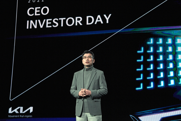 기아가 3일 온라인 채널을 통해 '2022 CEO 인베스터 데이'에서 송호성 기아 사장이 발표 영상에서 기아의 전동화 전환 계획 등 중장기 사업 전략과 재무 목표 등에 대해서 설명하고 있다. [사진=기아]